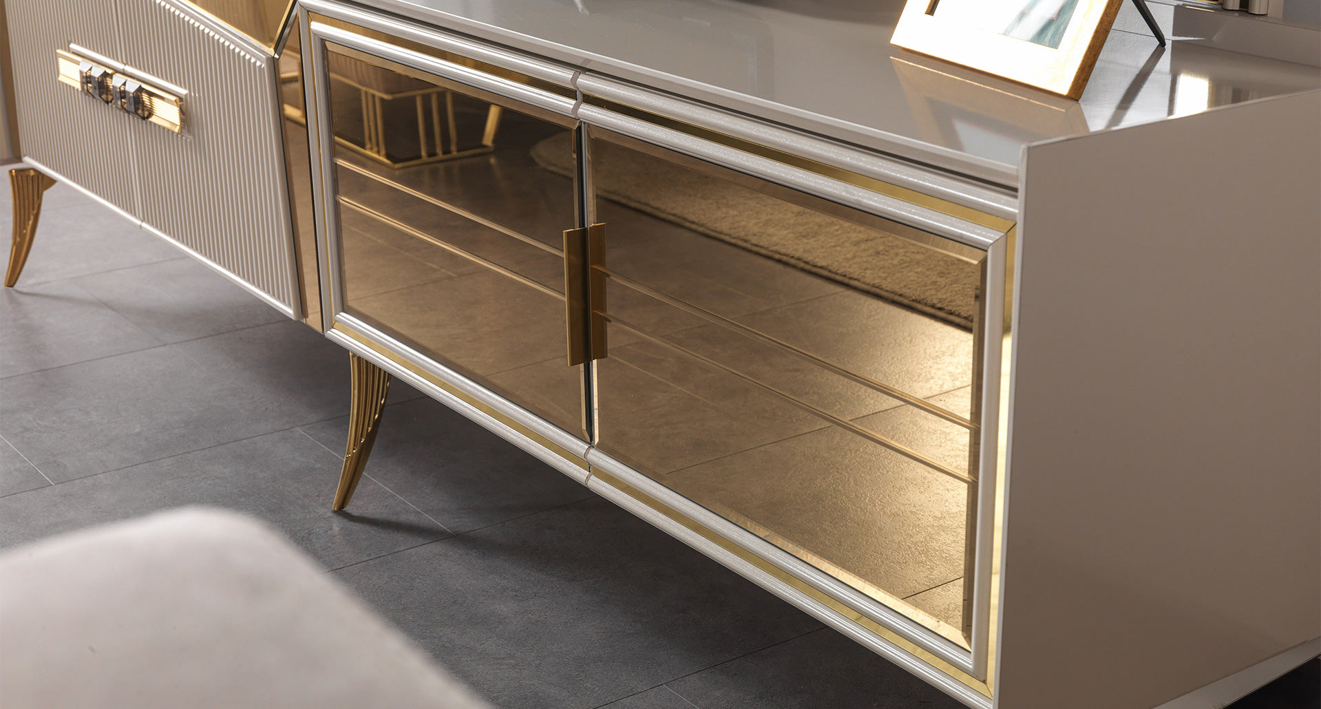 Nisan Luxury Tv Ünitesi